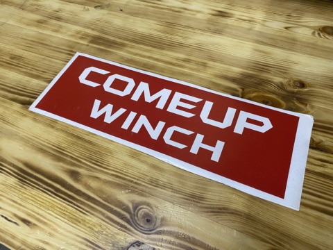 Наклейка COMEUP WINCH (красный фон белые буквы) Размер: 295x95 мм