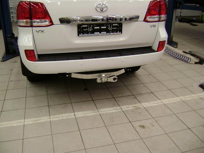 Фаркоп для Land Cruiser 200